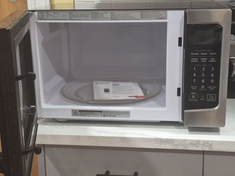 Toshiba 1.3 Cu Ft Stainless Steel Microwave – Works Great