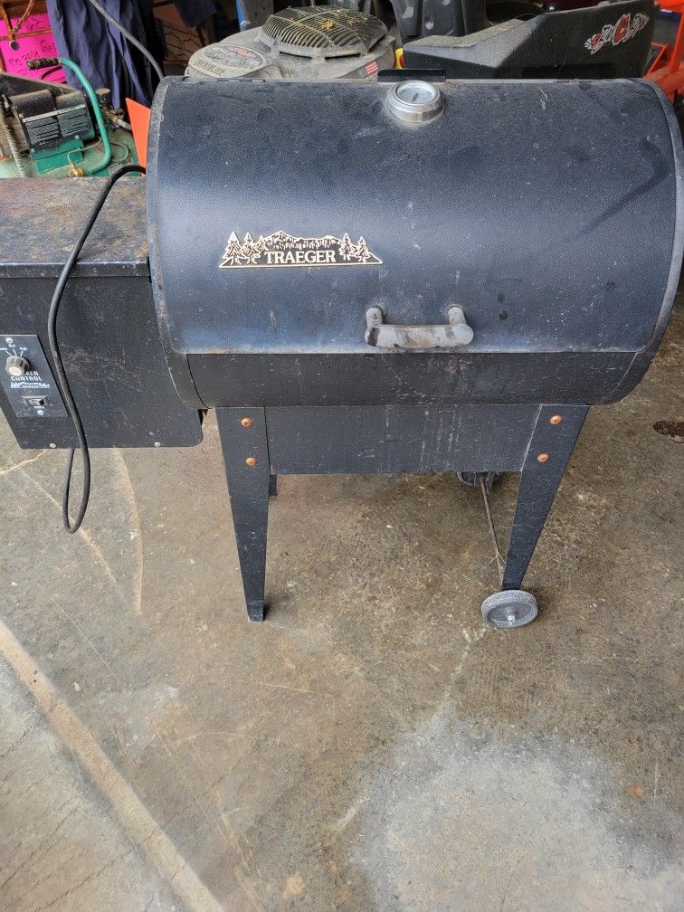 TRAEGER PELLET SMOKER