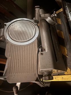 Commercial meat slicer