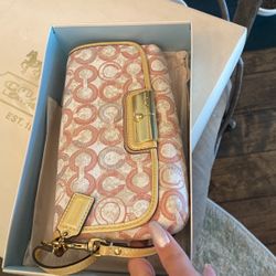 Coach Wristlet Light Pink White And Gold Rare 