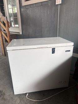 FREE FREE FREE Magic Chef Chest Freezer