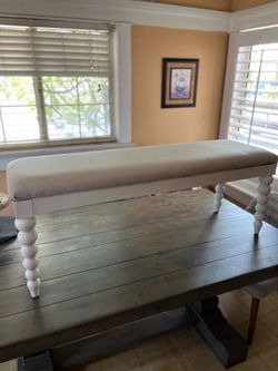 White upholstered bench Gorgeous vintage-style bench with turned spool legs