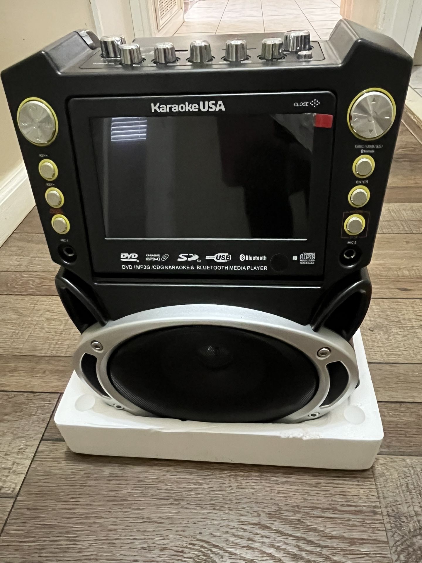 KARAOKE MACHINE (BRAND NEW)