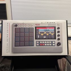 MPC Live 2 Special Retro Edition + Cover + Case + Accessories