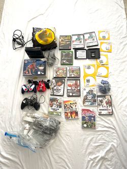 Big collection of gaming controllers, lots of games: Nintendo DS, Wii, PlayStation-2 and Xbox one with other plug-in games