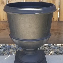 Large Planter (READ POST BEFORE CONTACTING. SERIOUS BUYER ONLY)