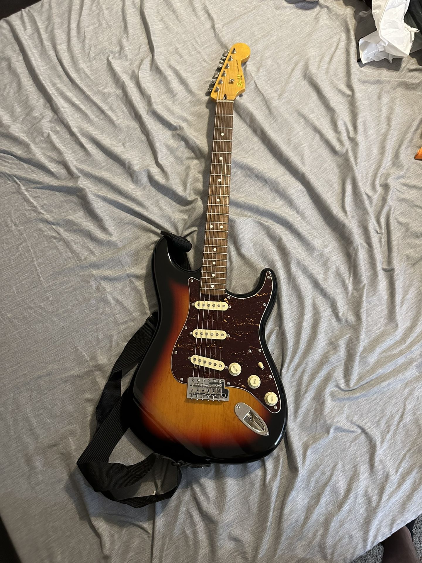 Squier Classic Vibe 1960S Stratocaster Solid Body Electric Guitar
