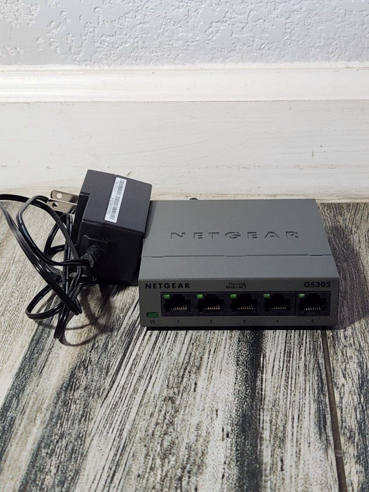 NETGEAR 5-Port Gigabit Ethernet Unmanaged Switch (GS305) - Home Network Hub, Office Ethernet Splitter, Plug-and-Play, Silent Operation, Desktop or Wal
