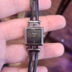 Kenneth Cole NY KC2414 Square Silver Tone Black Strap Women's Analog Dress Watch
Used in great condition 