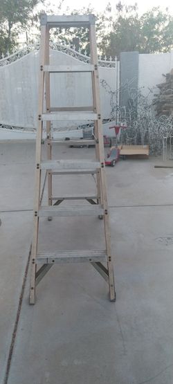 2  ladder 6' very sturdy  25$ each or $40 fot both  79th Avenue and camelback