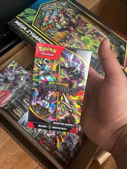 Pokémon Mega Evolution Pitch Black Booster Bundle