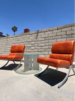 35” H x 22 1/2” W x 18”D Retro Conversation Chair and Table Set