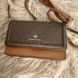 Woman Michael Kors Crossbody Wallet & Phone Holder 