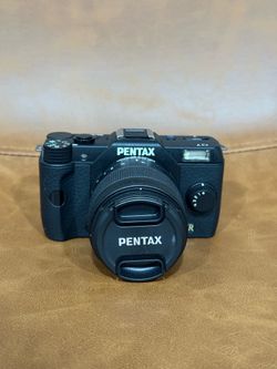 Pentax Q7 Mirrorless Camera + 5-15mm f/2.8-4.5 Lens