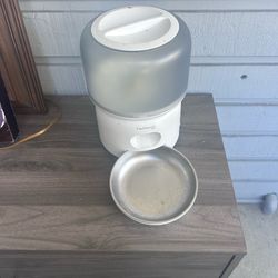 Self feeder pet food dish