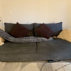 Couch Spacious & Confortable