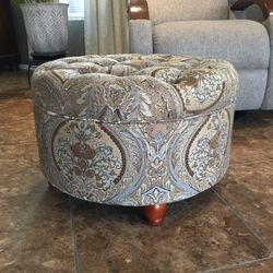 🦋 75 Dlls Storage Ottoman  In Brown & Blue Brand New in Box  15 “ H x 25” D x 25” W