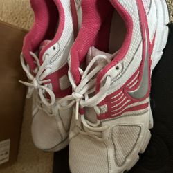 Women’s Nike Shoes ( Size 8)
