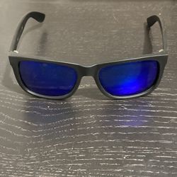 Ray-Ban Justin RB4165 Sunglasses - Rubber Black Frame with Blue Mirror Lenses Model: RB4165 Justin Color Code: 622/55 Size: 54-16-145 (Lens 