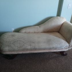Ivory Ashley Lounge