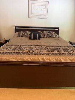 King size bedspread with two pillow cases & 2 throw pillows