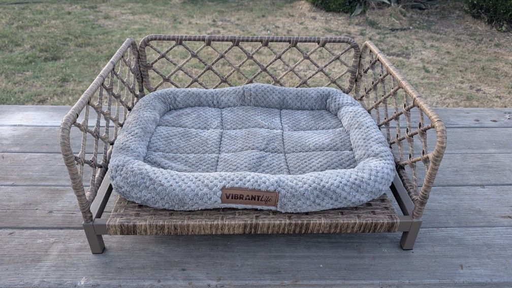 Vibrant Life Rattan-Style Pet Bed with Plush Gray Cushion - Small Dog or Cat