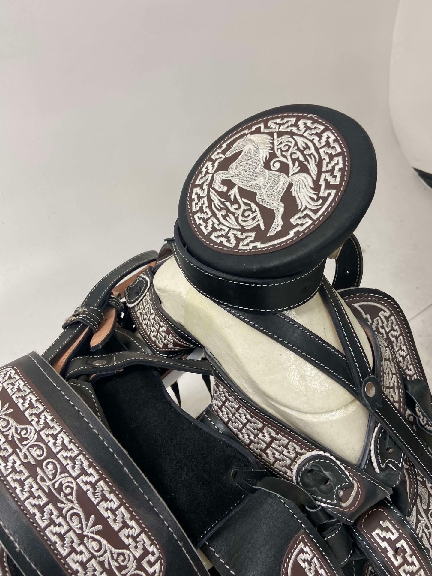 Montura charra bordada con cantinas Cuadradas
