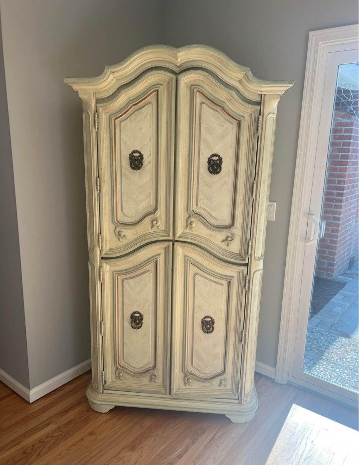Vintage stanley armoire