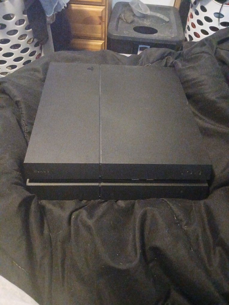PS4 BARELY USED NEED GONE NOW 60$ FLAT NO CONTROLLERS OR CORDS 🥲