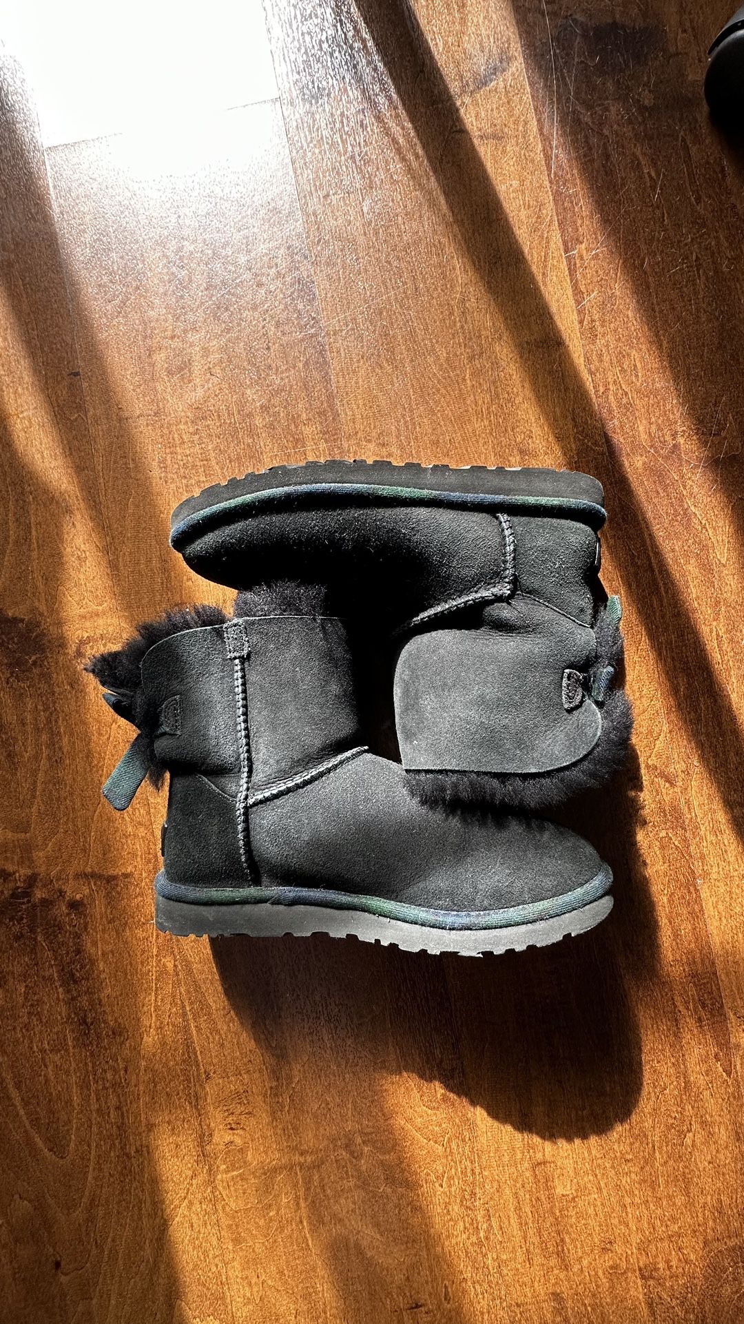 Women UGG Mini Bow Bailey Size 6 Great Condition In Black/green Color No Box