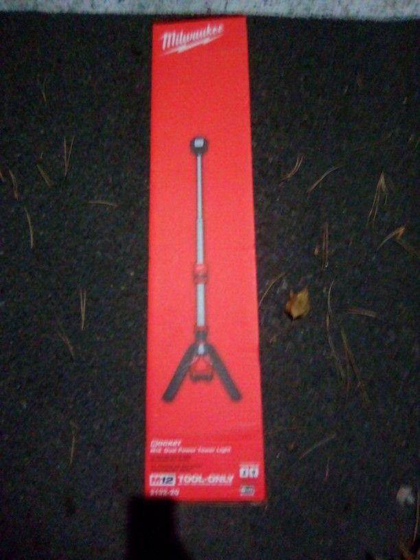Milwaukee Dual Power Tower Light