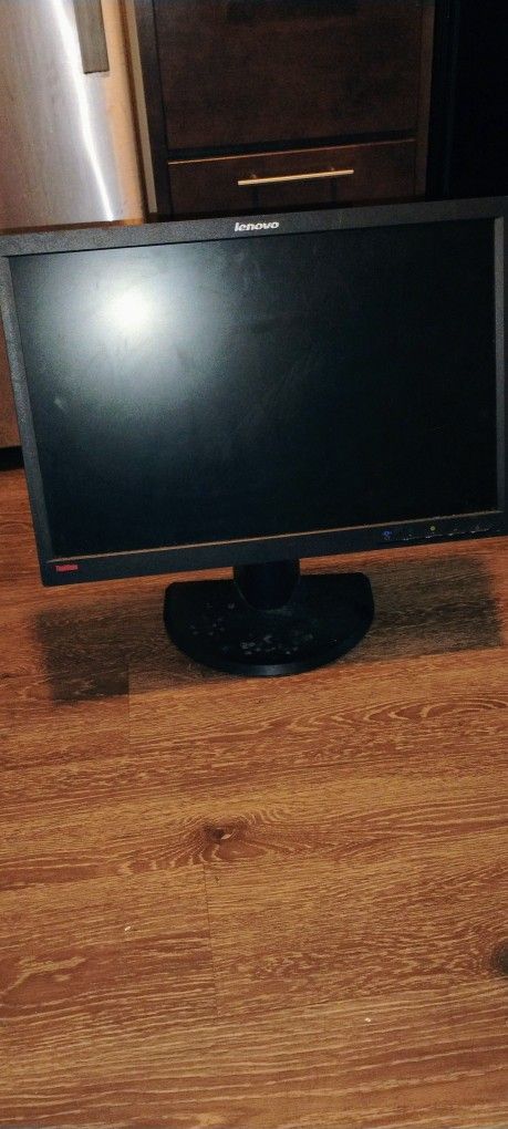 24 Inch Lenovo Swivel/Adjustable Height Monitor