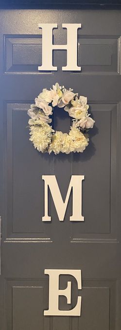 Beautiful farm look home w wreath sign in white or black 🌷