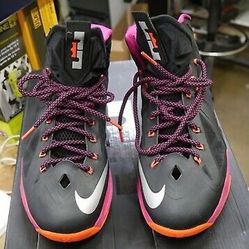  Milwaukee-2801-20 M18 Compact Brushless 1/2 in. Drill W 5AH BATTERY CHARGER 48-59-1812.  USED. TESTED. IN A GOOD WORKING ORDER