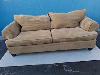 CLEAN 2 SEAT COUCH: 5.7FT LONG ● 2.5 FT TALL
