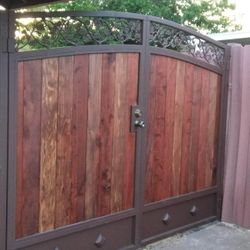 Puerta De Metal Y Madera