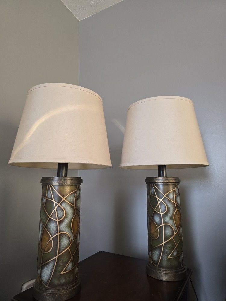 2x Artistic Lamp w/Shade