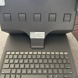 ZAGG iPAD Case With Keyboard - Excellent Condition