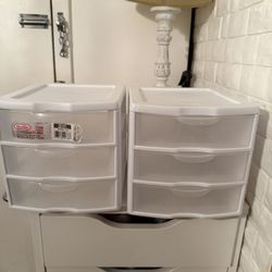2 Small plastic storage 