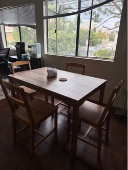 Wooden table and 4 chairs set./ Mesa de madera con 4 sillas