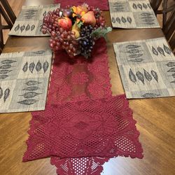 Dinner Table With 6 Chairs. 