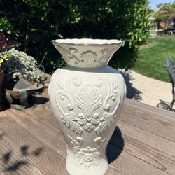 Vintage (Lenox Georgian collection) ivory porcelain tall vase