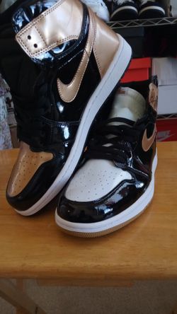 Air Jordan 1 Retro Black Gold Size 9.5