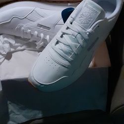 REEBOK CLASSIC TRIPLE WHITE 🔥VERY NICE STYLISH COMFY BRAND NEW IN THE BOX DEADSTOCK‼ NEVER WORN OPENED OR TRIED On PERFECT EXCELLENT MINT CONDITION ‼