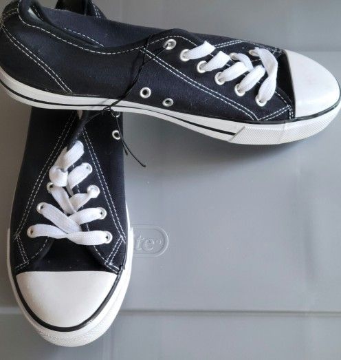 Men's Canvas Sneakers  Low Top Blank And White  Size 9