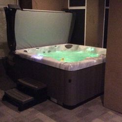 Max spa Brand  6 Person Hot Tub  Great Shape Always Covered And Maintained  Only $500 Cash Local Pickup And Removal To Be Done By Buyer