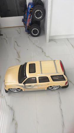 OBO-Large New Bright 2004 Cadillac Escalade RC SUV – No Remote – Great Condition