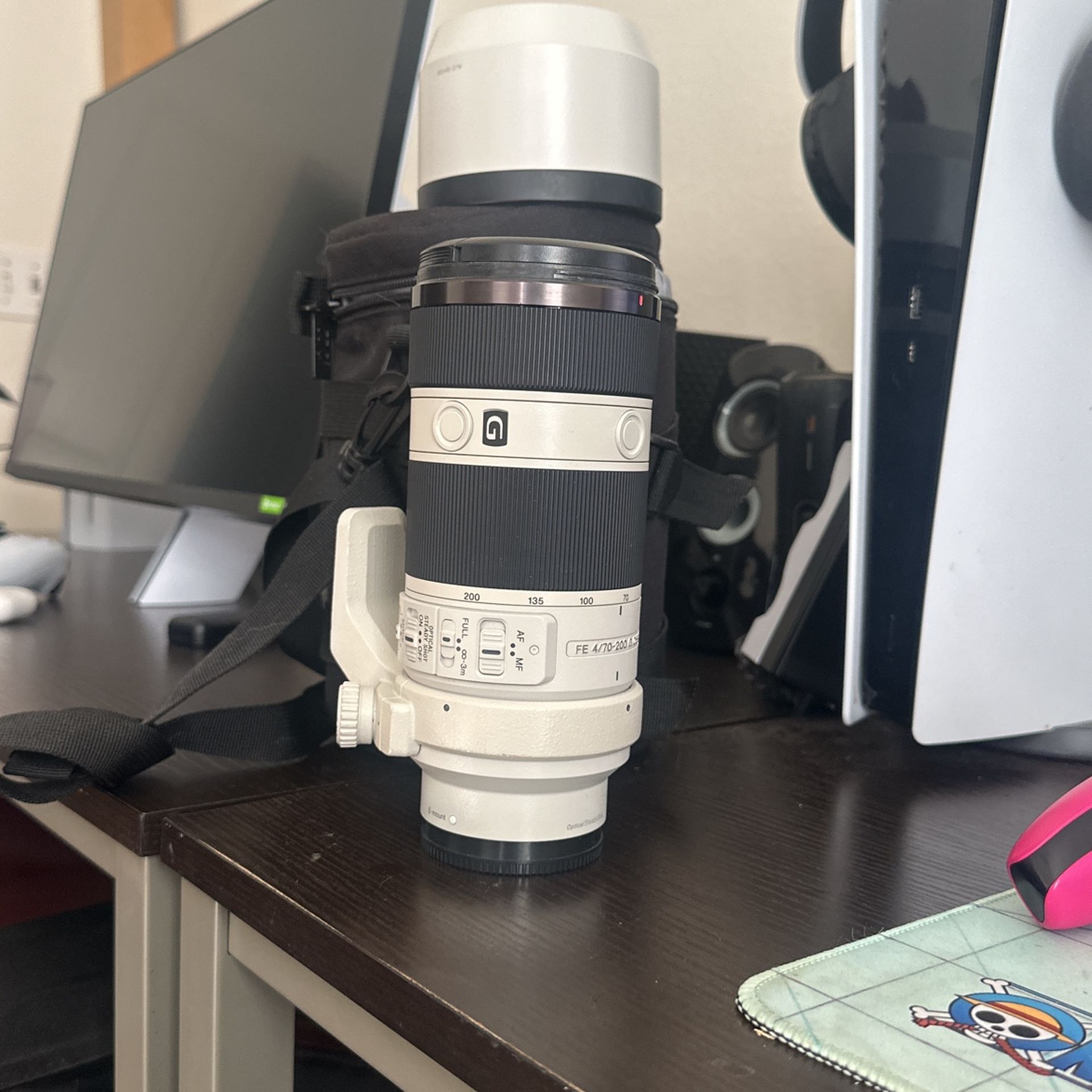 70-200mm F/4 E-mount Lens.