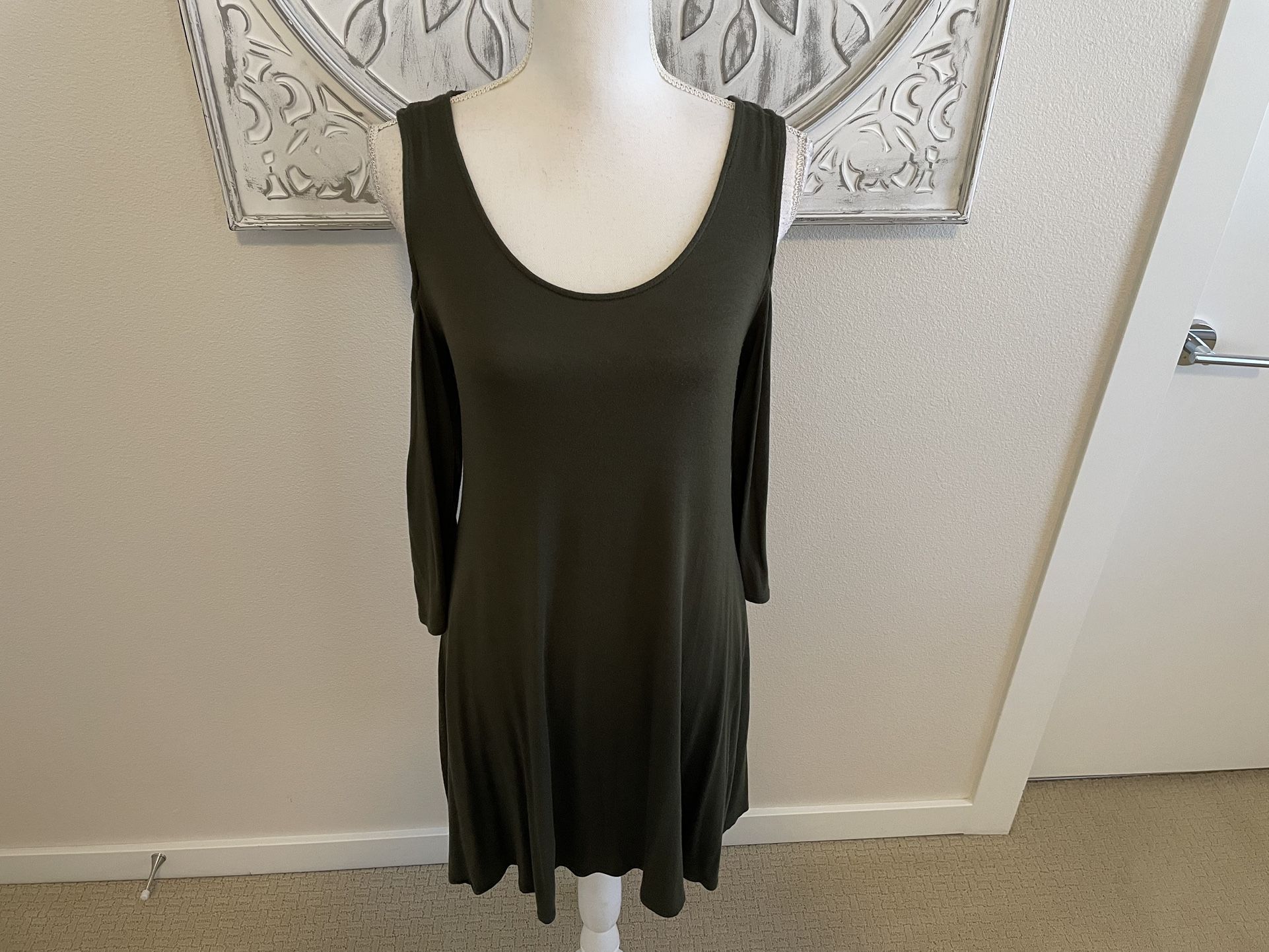 Heart & Hips Olive Green Cold Shoulder Long Sleeve Dress, M 