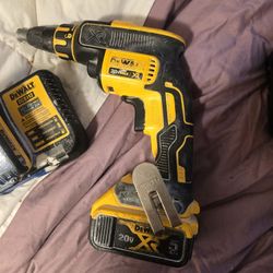 Dewalt Drywall Screw Gun With 2 20v Batteries And Charger 